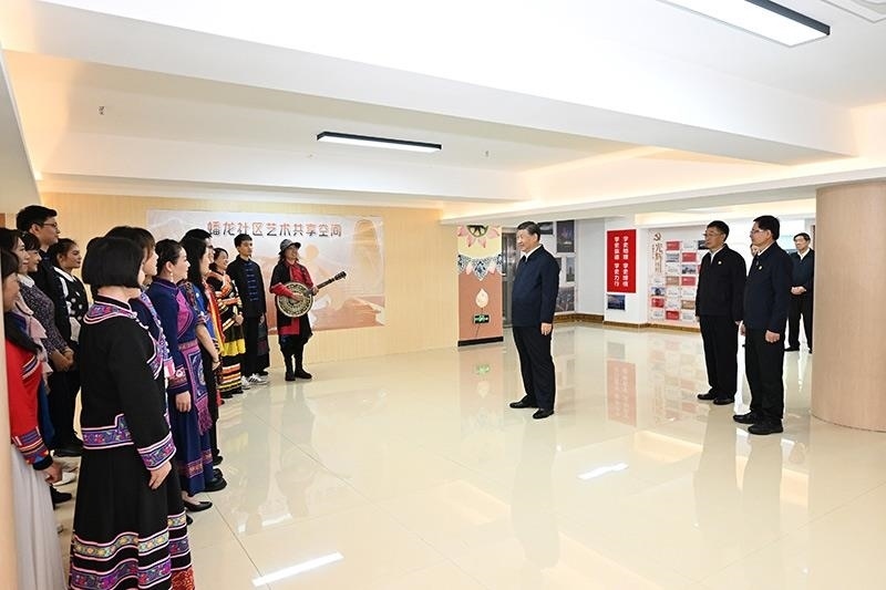 2023年12月14日，習(xí)近平總書記在廣西南寧市良慶區(qū)蟠龍社區(qū)黨群服務(wù)中心文體活動室同社區(qū)居民親切交流。