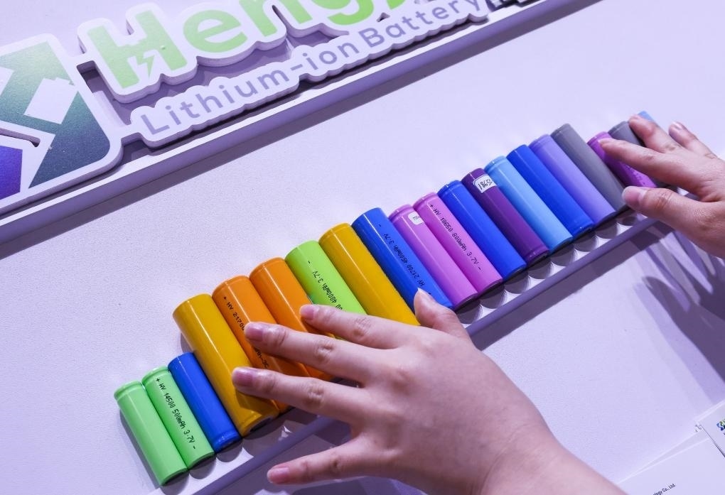 參展商在第135屆廣交會新能源展區(qū)布置鋰電池展品（2024年4月15日攝）。新華社記者 劉大偉 攝