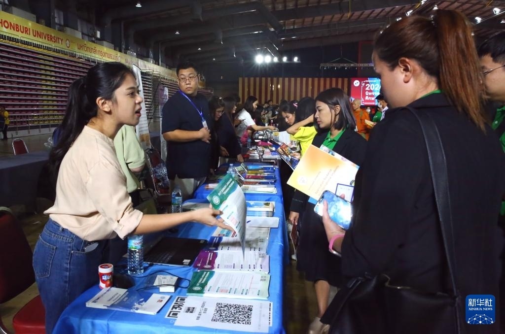 6月22日，在泰國(guó)曼谷吞武里大學(xué)舉辦的中國(guó)高等教育展上，學(xué)生在中國(guó)高校展臺(tái)前了解信息。新華社記者 孫瑋彤 攝