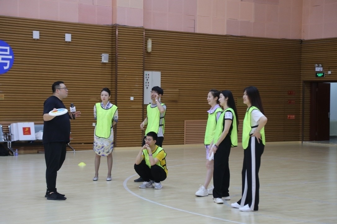 在“友趣體驗營”上，年輕用戶正在學(xué)習(xí)飛盤運動技巧。 受訪者供圖