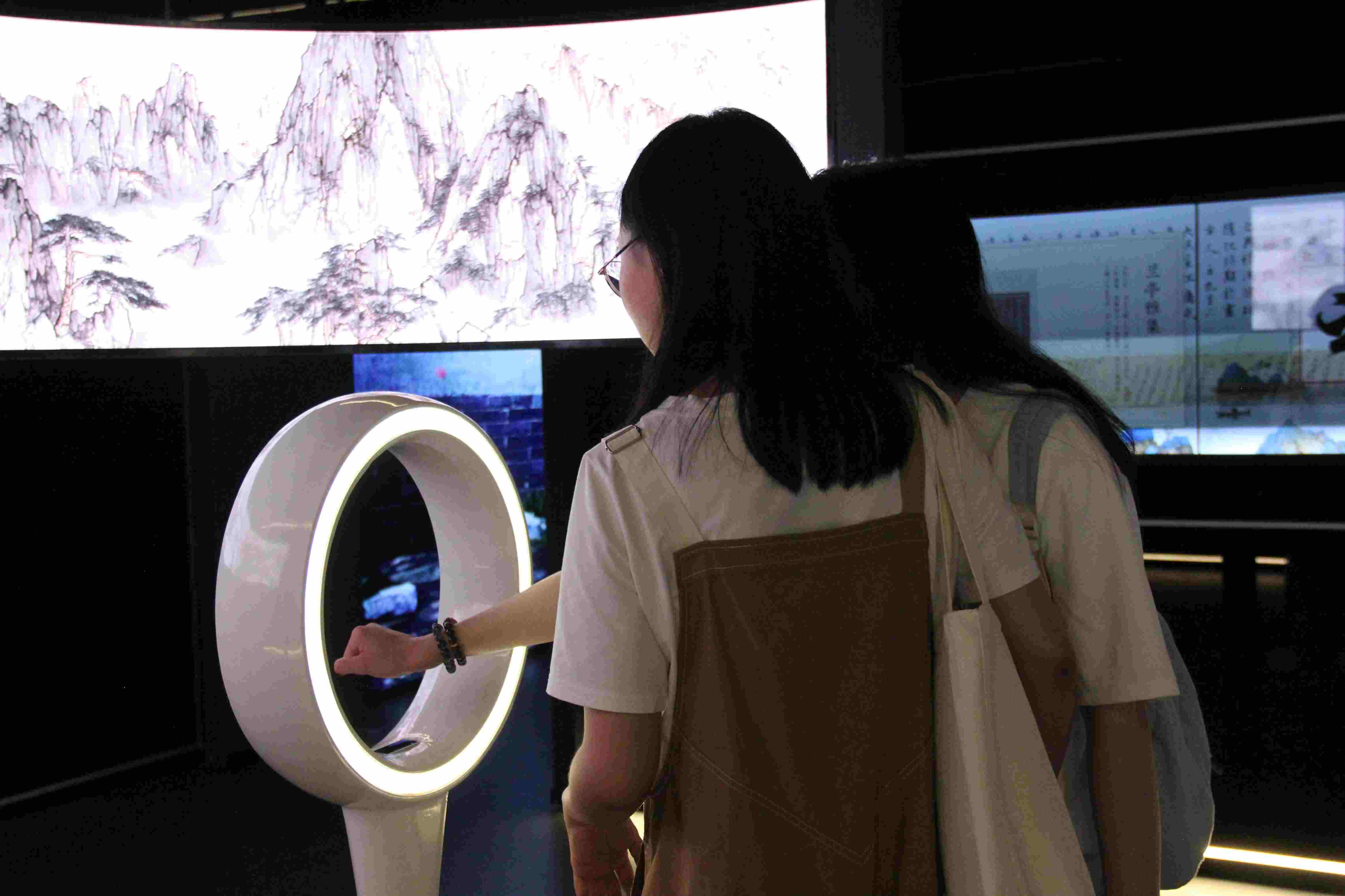 游客在“元啟金陵”南京數(shù)字文化客廳參觀并參與互動。受訪者供圖