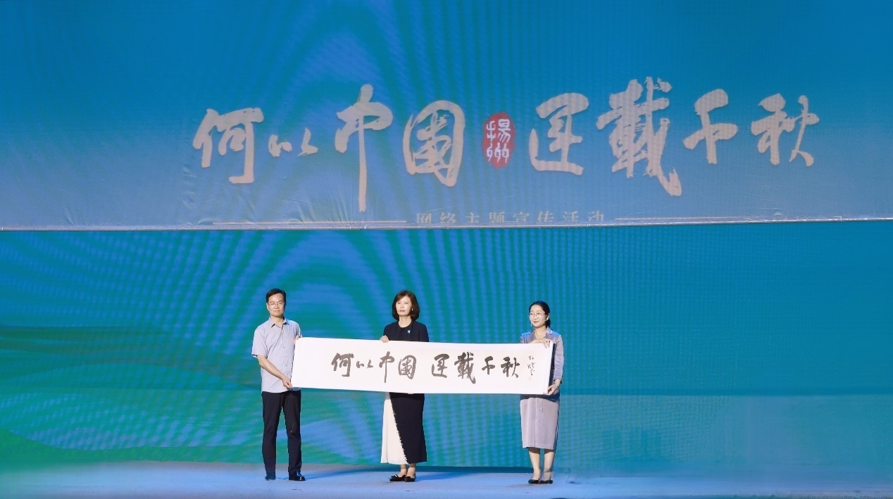 隋唐大運河文化博物館館長曹岳森（左）、揚州中國大運河博物館館長鄭晶（中）、浙東運河博物館負(fù)責(zé)人張慧（右）共同展卷。