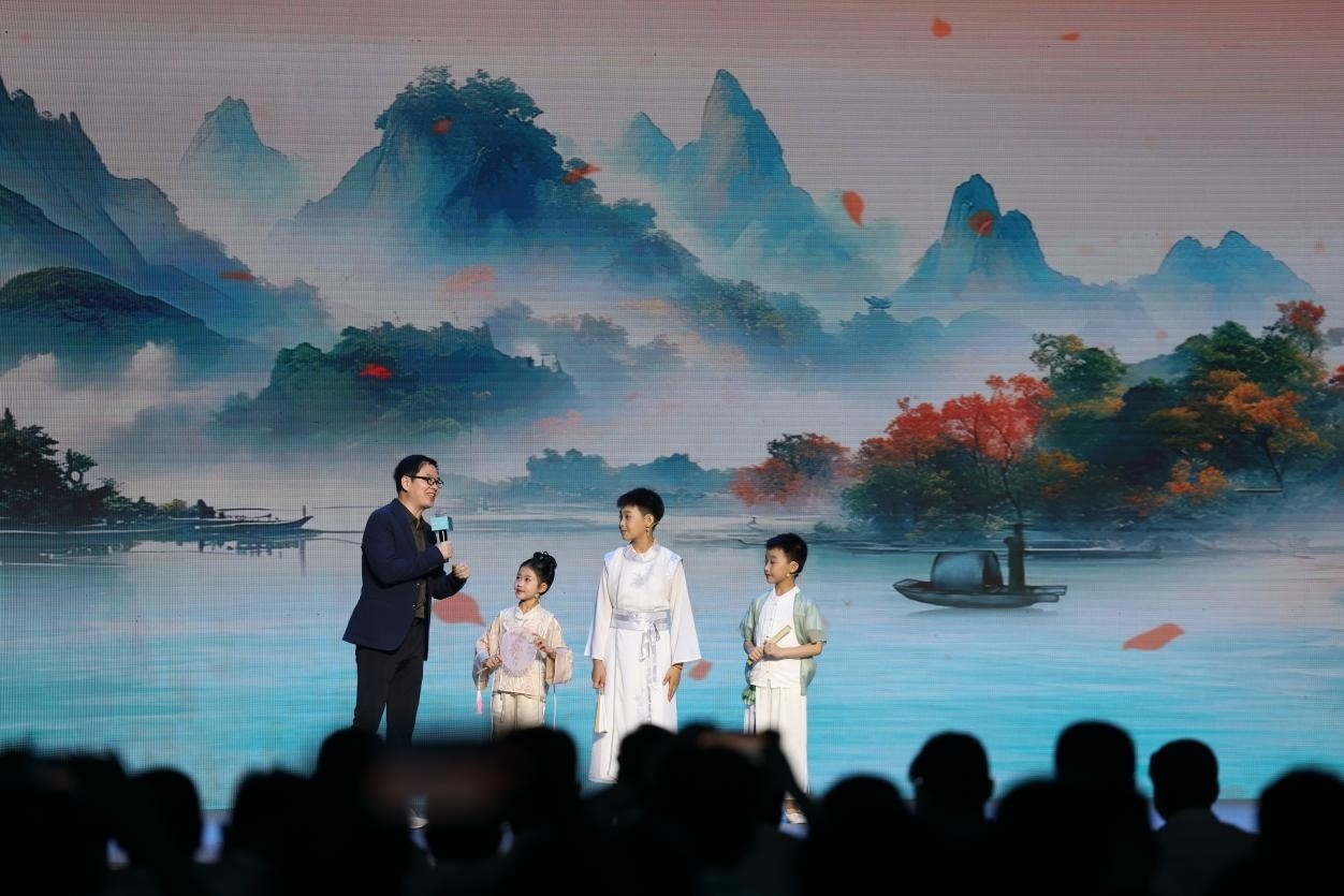 南京師范大學(xué)教授酈波（左一）與2024中國詩詞大會選手張可兒（左二）、姜敬曦（右二），揚州市邗江區(qū)實驗學(xué)校蔣王小學(xué)學(xué)生陸俊屹（右一）趣談大運河詩詞文化。