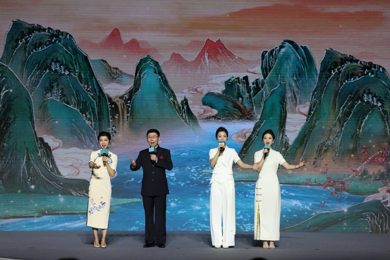 國家一級演員、京劇表演藝術(shù)家王平（左二），國家一級演員、南京藝術(shù)學(xué)院教授單雯（左一），浙江小百花越劇團(tuán)青年演員陳麗君（右二）、何青青（右一）同臺唱響千年運河情。