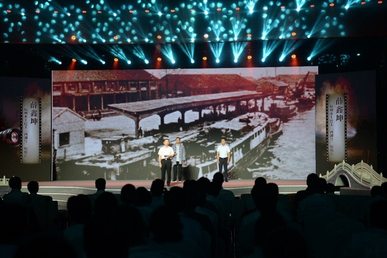 杭州水上巴士“西湖”號原船長薛鑫坤（左）、窯灣古鎮(zhèn)漁民藝術(shù)團(tuán)團(tuán)長沈召明（中）、港航潤楊6060貨船主楊杰偉（右）現(xiàn)場講述。