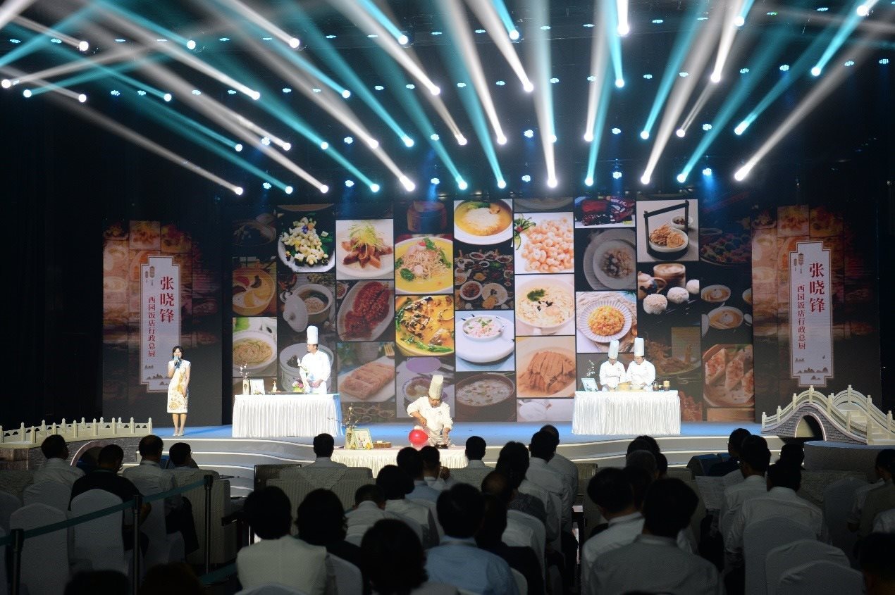 花園國際大酒店廚師長朱燾、西園飯店行政總廚張曉鋒、冶春面點總廚倪秋香、冶春面點制作技藝第五代傳人陳詩雅展示淮揚菜絕技。