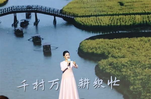 歌唱家、中國音樂學(xué)院教授雷佳現(xiàn)場演唱。