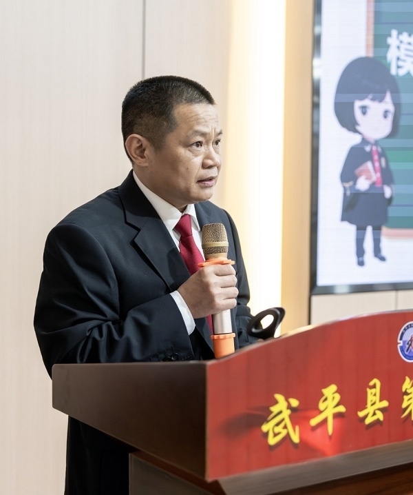 圖④：武平法院刑庭庭長候良石在模擬法庭后為學(xué)生上普法課。