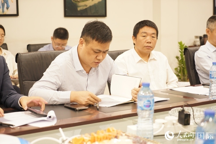 新當(dāng)選尼日利亞中國礦業(yè)聯(lián)合會會長中國和聯(lián)公司董事長李輝發(fā)言。人民網(wǎng)記者 姜宣攝