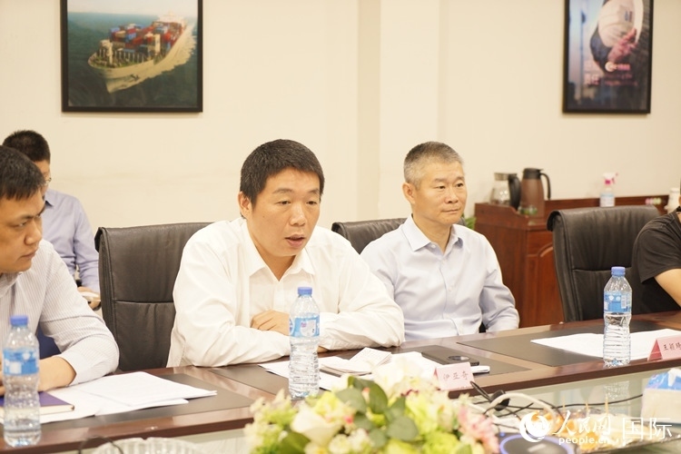 駐尼日利亞使館領(lǐng)僑處主任伊亞奇（中）講話。人民網(wǎng)記者 姜宣攝