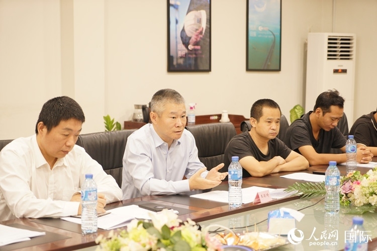 駐尼日利亞使館經(jīng)商處公參王穎琦（左二）講話。人民網(wǎng)記者 姜宣攝