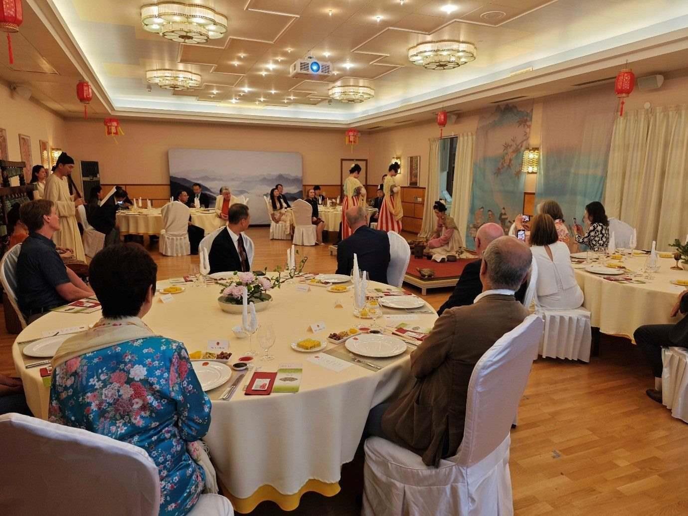 來賓們觀賞茶藝表演和品嘗中華美食。中國駐瑞典大使館供圖