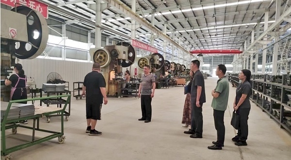 大渡口區(qū)法院法官回訪已盤活的被執(zhí)行企業(yè)。