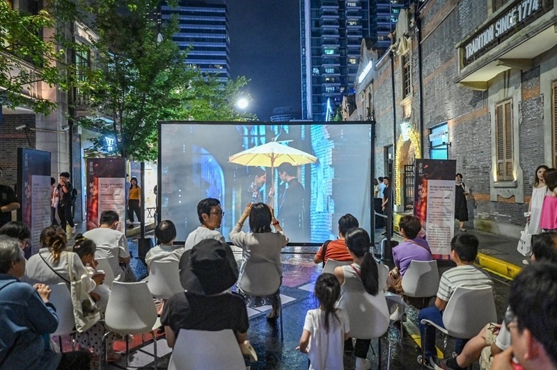 今年上海國(guó)際電影節(jié)“露天電影院”。（圖片來(lái)源：視覺中國(guó)）