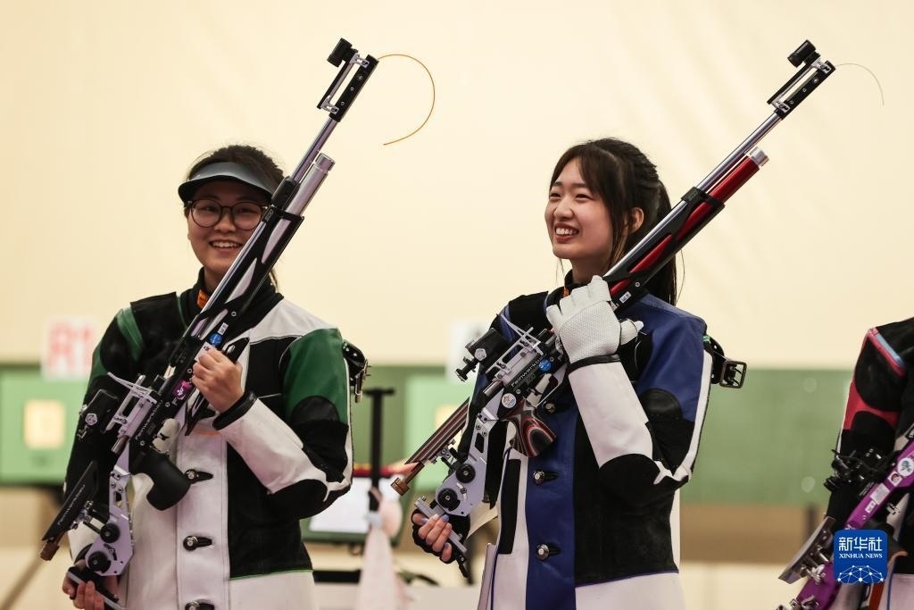 2023年9月24日，在杭州亞運會射擊項目女子10米氣步槍個人決賽中，中國選手黃雨婷以252.7環(huán)的成績獲得冠軍，韓佳予獲得亞軍，印度選手拉米塔獲得季軍。圖為黃雨婷（右）、韓佳予在比賽后。新華社記者 單宇琦 攝
