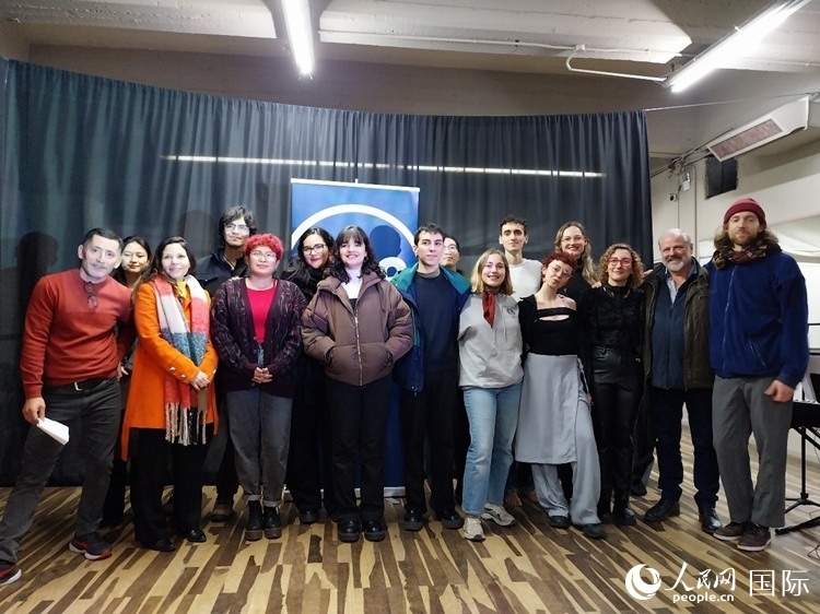 活動現(xiàn)場藝術(shù)家合影。人民網(wǎng)記者 許放攝