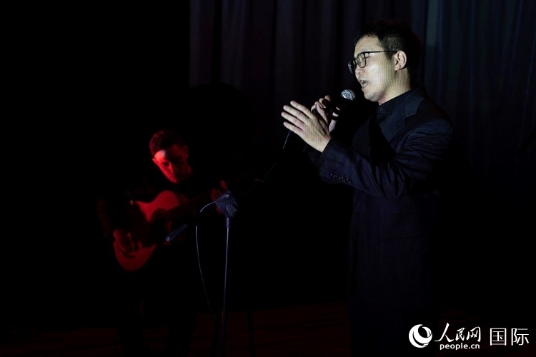 歌曲表演。馬丁·薩巴拉攝