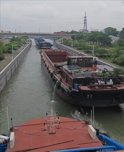 諫壁船閘內(nèi)船只正在過閘。人民網(wǎng)記者 黃鈺攝