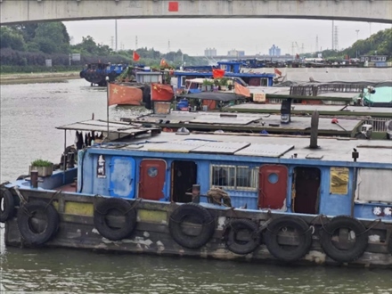 停泊在水上服務(wù)區(qū)的船只。人民網(wǎng)記者 黃鈺攝