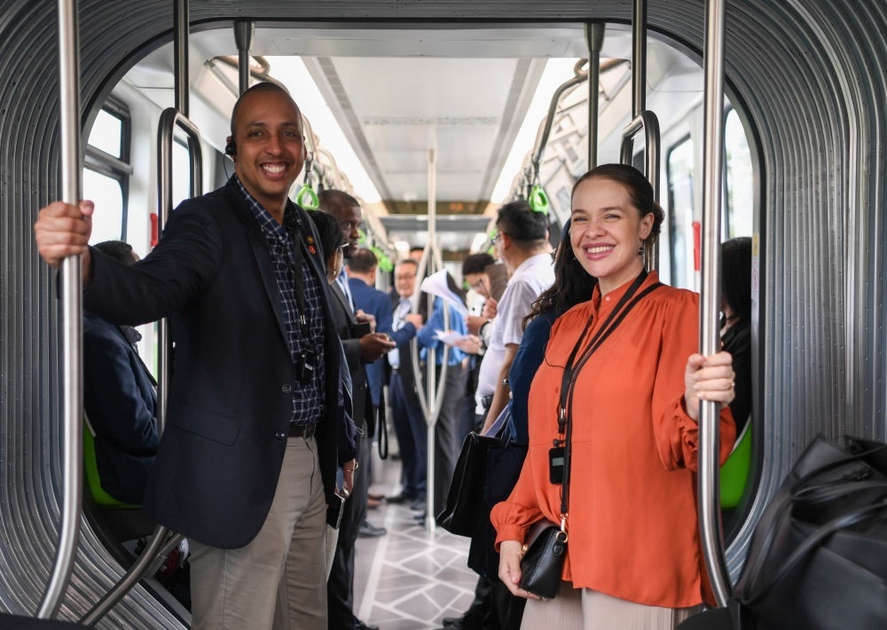 2024年4月22日，拉美和加勒比國家駐華使節(jié)、機構(gòu)代表和記者應(yīng)外交部邀請，在襄陽騰龍汽車有限公司參訪。新華社記者 杜子璇 攝