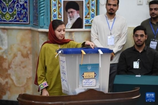 6月28日，伊朗選民在德黑蘭的一處投票站參加總統(tǒng)選舉投票。新華社記者 沙達(dá)提 攝