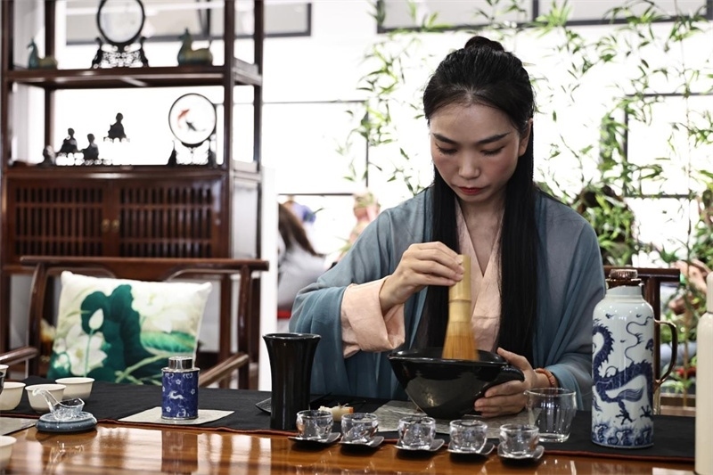 茶藝師現(xiàn)場展示宋式點(diǎn)茶。拉巴特中國文化中心供圖