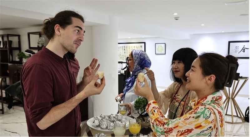 嘉賓品嘗茶葉蛋。拉巴特中國文化中心供圖