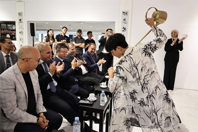 長嘴壺斟茶。拉巴特中國文化中心供圖