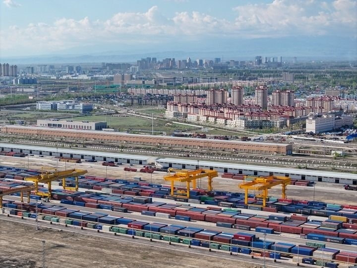 這是2024年4月18日拍攝的霍爾果斯鐵路口岸換裝場（無人機(jī)照片）。新華社記者 趙戈 攝