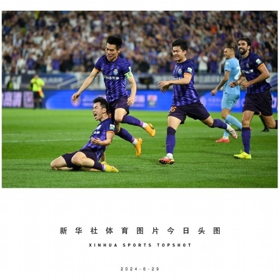  6月29日，天津津門(mén)虎隊(duì)球員劉俊賢（左一）在比賽中進(jìn)球后慶祝。新華社記者 孫凡越 攝