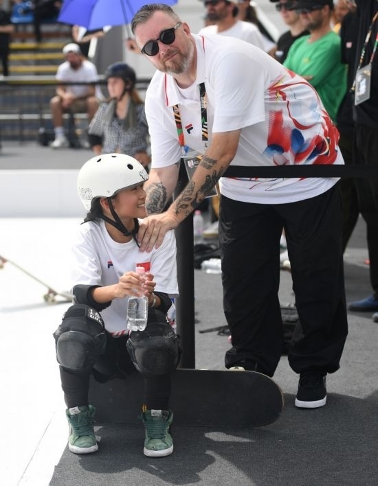 6月20日，鄭好好（左）在比賽間隙與教練互動(dòng)，她在預(yù)賽中最佳成績(jī)?yōu)?2.60分。當(dāng)日，巴黎奧運(yùn)會(huì)資格系列賽布達(dá)佩斯站滑板女子碗池預(yù)賽在布達(dá)佩斯舉行。新華社記者 賀燦鈴 攝