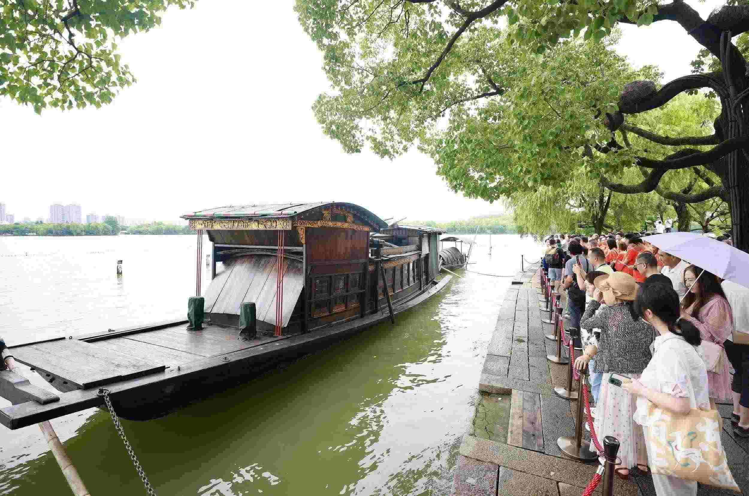 浙江嘉興，游客在南湖景區(qū)湖心島瞻仰紅船，感悟“紅船精神”。（圖片來源：視覺中國）