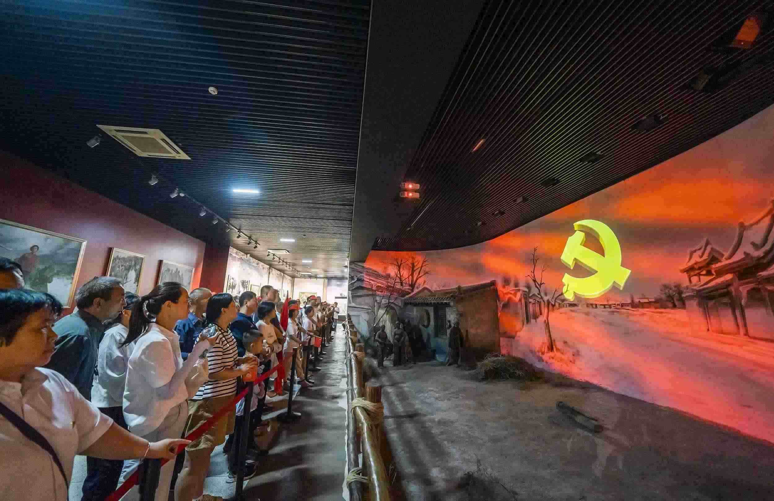 山西呂梁，游客正在文水縣劉胡蘭紀(jì)念館參觀。（圖片來源：視覺中國）