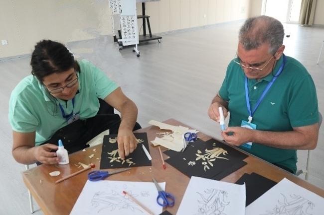 葡萄牙魯班工坊師生制作麥秸畫。