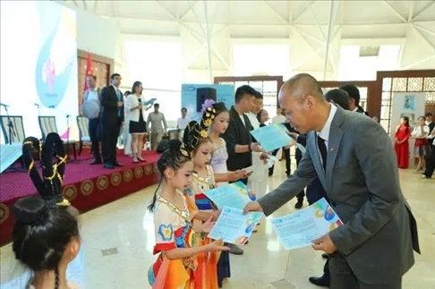 △當(dāng)?shù)貢r間6月27日，2024“未來世界”國際青少年藝術(shù)展演在塔吉克斯坦國家博物館開幕。