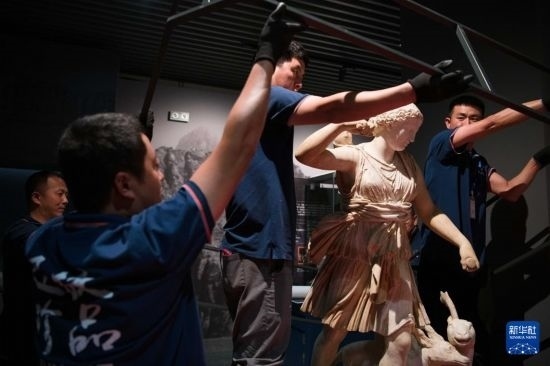 7月2日，工作人員將開箱后的古希臘文物放置在展臺上。新華社記者 張端 攝