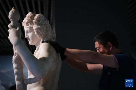 7月2日，工作人員將開箱后的古希臘文物放置在展臺上。新華社記者 張端 攝