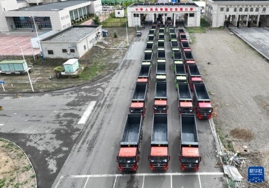 7月2日，車輛在巴克圖口岸辦理通關(guān)手續(xù)（無人機照片）。新華社發(fā)（馬丁 攝）