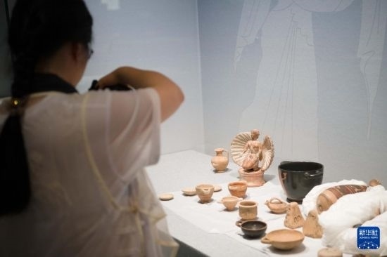 7月2日，開箱后的古希臘文物被工作人員移入展柜。新華社記者 張端 攝