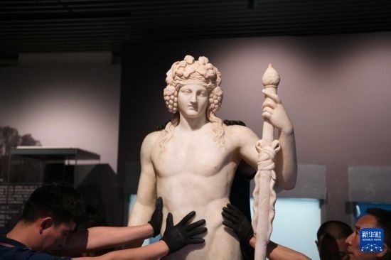 7月2日，工作人員將開箱后的古希臘文物放置在展臺上。新華社記者 張端 攝