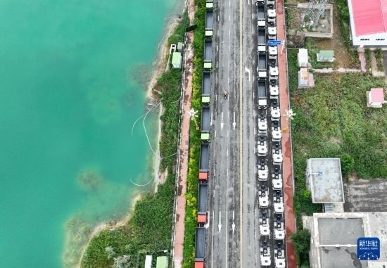 7月2日，車輛在巴克圖口岸有序出境（無人機照片）。新華社發(fā)（馬丁 攝）