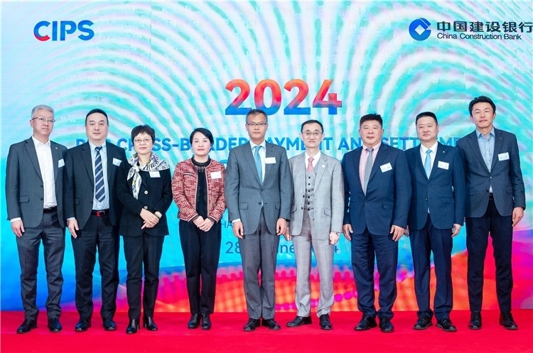 鄭冰開公使與CIPS公司、建行總行以及在南中資銀行合影、留念。（中國建設(shè)銀行約翰內(nèi)斯堡分行供圖）