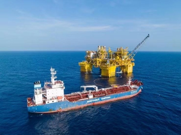 “深海一號”正在開展凝析油外輸作業(yè)。徐海舟攝