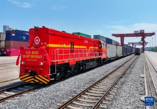 5月29日，在中哈連云港物流合作基地，首列連云港-阿拉木圖“滾裝+班列”跨境多式聯(lián)運專列整裝待發(fā)（無人機照片）。新華社發(fā)（王健民 攝）