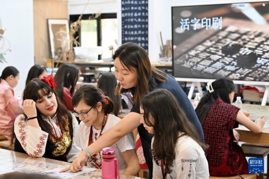 7月3日，外國(guó)學(xué)生在了解中國(guó)文化。新華社記者 李然 攝