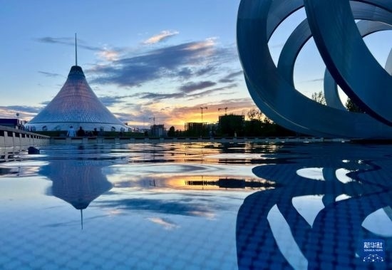 這是7月1日在哈薩克斯坦首都阿斯塔納拍攝的“可汗之帳”購(gòu)物中心。新華社記者 岳月偉 攝