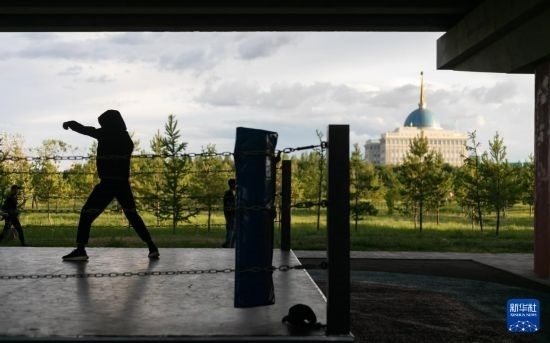 7月2日，在哈薩克斯坦首都阿斯塔納，一名男子在橋下運(yùn)動(dòng)場(chǎng)練習(xí)拳擊。新華社記者 白雪騏 攝