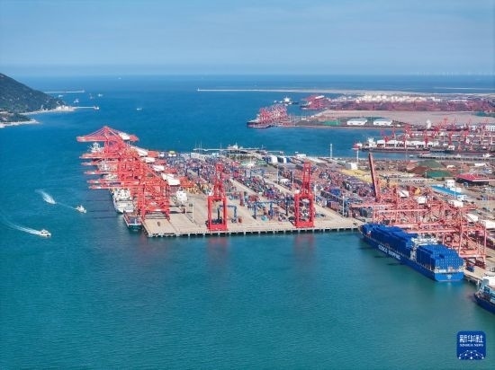 6月26日，貨輪?？吭谶B云港港集裝箱碼頭（無人機照片）。新華社記者 季春鵬 攝
