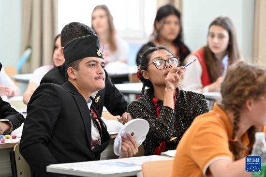 7月3日，外國(guó)學(xué)生在學(xué)習(xí)中國(guó)文化。新華社記者 李然 攝