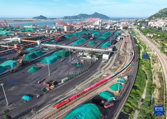 6月26日，“韓國-連云港-中亞”國際多式聯(lián)運班列從中哈連云港物流合作基地出發(fā)，駛往哈薩克斯坦、烏茲別克斯坦（無人機照片）。班列運載的55個大柜此前于6月13日從韓國境內(nèi)發(fā)出，經(jīng)釜山港海運抵達連云港后轉由鐵路運輸。新華社記者 季春鵬 攝